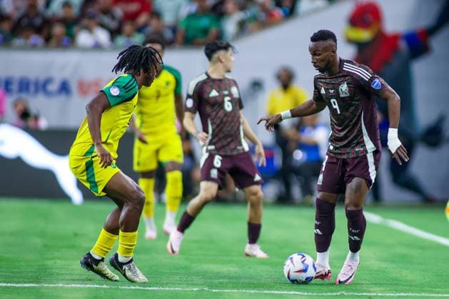 MEXICO - JAMAICA COPA AMERICA 2024 HOUSTON, TX, USA - JUNE 22ND 2024: Copa America first game of Group B between Mexico and Jamaica at the NRG Stadium. 9 Attacker Mexico, Jiulian Quinones attempting to get past 2 Defender Jamaica, Dexter Lembikisa on the left side. Mandatory Credit: Toby Tande Avant Sports Houston NRG Stadium Mexico Copyright: xTorbjornxTandex
