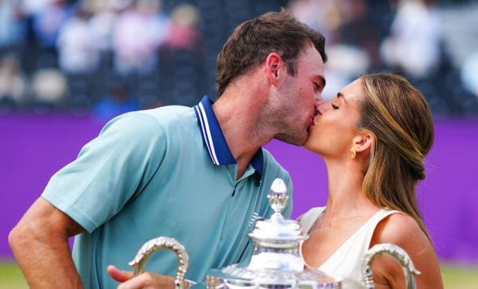 Sport Bilder des Tages Tommy Paul celebrates winning Queens with his partner Paige Lorenze Cinch Championships, Day 7, Tennis, Queen s Club, London, UK - 23 June 2024  Copyright: xJavierxGarcia Shutterstockx 14543336h