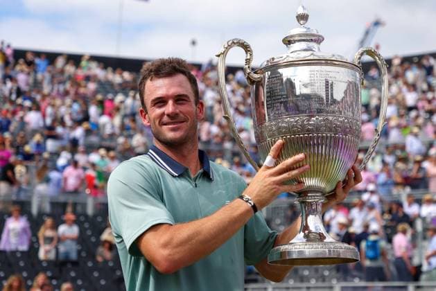 Sport Themen der Woche KW25 Sport Bilder des Tages 23rd June 2024; Cinch Championships, Queens Club, West Kensington, London, England: Cinch Championships Queens Club, Day 7, mens singles final; Tommy Paul (USA) lifts the Queens Club trophy after defeating Lorenzo Musetti (ITA) in two sets  ActionPlus12659301 JohnxPatrickxFletcher