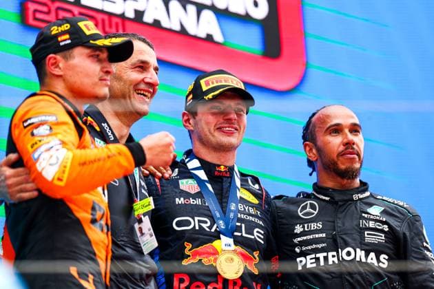 First Place Max Verstappen of the Netherlands and Oracle Red Bull Racing, Second Place Lando Norris of Great Britain and McLaren and Third Place Lewis Hamilton of Great Britain and Mercedes feiert nach dem Sieg im Rennen, Race, F1 Grand Prix of Spain, Circuit de Barcelona-Catalunya am 23. June 2024 in Barcelona, Spain. (Foto von Diogo Cardoso DeFodi Images) First Place Max Verstappen of the Netherlands and Oracle Red Bull Racing, Second Place Lando Norris of Great Britain and McLaren and Third Place Lewis Hamilton of Great Britain and Mercedes celebrates in the podium after the race, Race, F1 Grand Prix of Spain, Circuit de Barcelona-Catalunya on June 23, 2024 in Barcelona, Spain. (Photo by Diogo Cardoso DeFodi Images) Defodi-645_f1spa20240623_0754