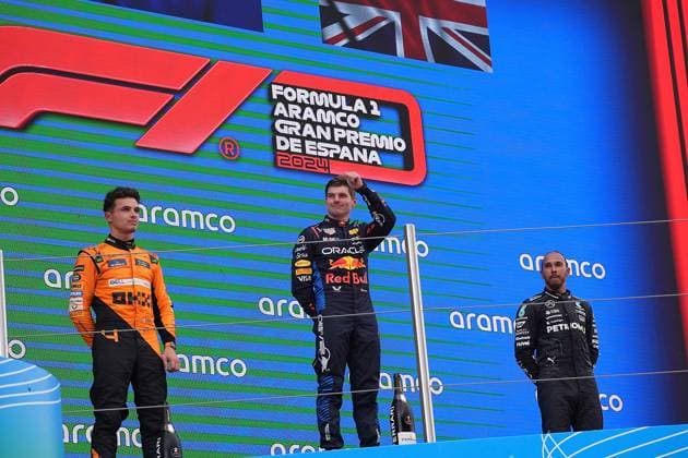 23.06.2024, Circuit de Catalunya, Barcelona, Formel 1 Aramco Grand Prix von Spanien 2024 , im Bild Podium:, Sieger Max Verstappen (NLD), Oracle Red Bull Racing, 2.Platz für Lando Norris (GBR), McLaren F1 Team, 3.Platz für Lewis Hamilton (GBR), Mercedes-AMG Petronas Formula One Team Defodi-506_20240623_hbr_5915