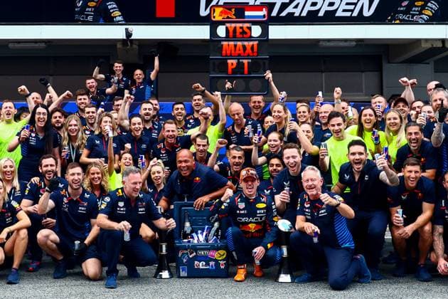 Sport Bilder des Tages Max Verstappen of the Netherlands and Oracle Red Bull Racing, Team Principal Christian Horner and Team Oracle Red Bull Racing feiert nach dem Sieg im Rennen, Race, F1 Grand Prix of Spain, Circuit de Barcelona-Catalunya am 23. June 2024 in Barcelona, Spain. (Foto von Diogo Cardoso DeFodi Images) Max Verstappen of the Netherlands and Oracle Red Bull Racing, Team Principal Christian Horner and Team Oracle Red Bull Racing team photo celebration after winning the Race, Race, F1 Grand Prix of Spain, Circuit de Barcelona-Catalunya on June 23, 2024 in Barcelona, Spain. (Photo by Diogo Cardoso DeFodi Images) Defodi-645_f1spa20240623_2443