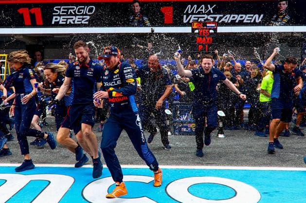 Max Verstappen of the Netherlands and Oracle Red Bull Racing, Team Principal Christian Horner and Team Oracle Red Bull Racing feiert nach dem Sieg im Rennen, Race, F1 Grand Prix of Spain, Circuit de Barcelona-Catalunya am 23. June 2024 in Barcelona, Spain. (Foto von Diogo Cardoso DeFodi Images) Max Verstappen of the Netherlands and Oracle Red Bull Racing, Team Principal Christian Horner and Team Oracle Red Bull Racing team photo celebration after winning the Race, Race, F1 Grand Prix of Spain, Circuit de Barcelona-Catalunya on June 23, 2024 in Barcelona, Spain. (Photo by Diogo Cardoso DeFodi Images) Defodi-645_f1spa20240623_2457