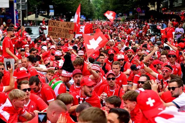 23.6.2024 Fussbal Fans Fans der Schweizer Nationalmannschaft auf dem Weg durch das Frankfurter Bahnhofsviertel zum Stadion um die Partie gegen Deutschland zu sehen. Frankfurt am Main Kaiserstrasse Hessen Deutschland