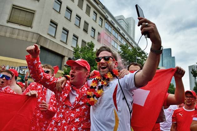 23.6.2024 Fussbal Fans Fans der Schweizer Nationalmannschaft auf dem Weg durch das Frankfurter Bahnhofsviertel zum Stadion um die Partie gegen Deutschland zu sehen. Frankfurt am Main Kaiserstrasse Hessen Deutschland