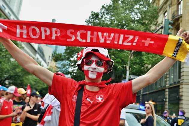 23.6.2024 Fussbal Fans Fans der Schweizer Nationalmannschaft auf dem Weg durch das Frankfurter Bahnhofsviertel zum Stadion um die Partie gegen Deutschland zu sehen. Frankfurt am Main Kaiserstrasse Hessen Deutschland
