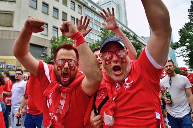 23.6.2024 Fussbal Fans Fans der Schweizer Nationalmannschaft auf dem Weg durch das Frankfurter Bahnhofsviertel zum Stadion um die Partie gegen Deutschland zu sehen. Frankfurt am Main Kaiserstrasse Hessen Deutschland