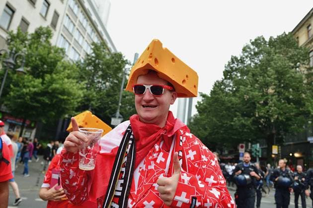 23.6.2024 Fussbal Fans Fans der Schweizer Nationalmannschaft auf dem Weg durch das Frankfurter Bahnhofsviertel zum Stadion um die Partie gegen Deutschland zu sehen. Frankfurt am Main Kaiserstrasse Hessen Deutschland