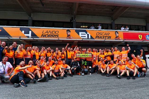 Lando Norris of Great Britain and McLaren, Zak Brown and Team Principal Andrea Stella feiert nach dem Sieg im Rennen, Race, F1 Grand Prix of Spain, Circuit de Barcelona-Catalunya am 23. June 2024 in Barcelona, Spain. (Foto von Diogo Cardoso DeFodi Images) Lando Norris of Great Britain and McLaren, Zak Brown and Team Principal Andrea Stella celebrate for a team photo after second place in the Race, Race, F1 Grand Prix of Spain, Circuit de Barcelona-Catalunya on June 23, 2024 in Barcelona, Spain. (Photo by Diogo Cardoso DeFodi Images) Defodi-645_f1spa20240623_2491