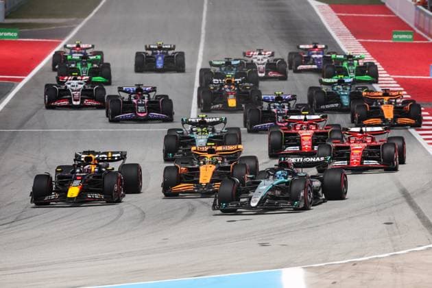start of the race, depart, 01 VERSTAPPEN Max (nld), Red Bull Racing RB20, action 04 NORRIS Lando (gbr), McLaren F1 Team MCL38, action 63 RUSSELL George (gbr), Mercedes AMG F1 Team W15, action during the Formula 1 Aramco Gran Premio de Espana 2024, 10th round of the 2024 Formula One World Championship, WM, Weltmeisterschaft from June 21 to 23, 2024 on the Circuit de Barcelona-Catalunya, in Montmeló, Spain - F1 - SPANISH GRAND PRIX 2024 DPPI Panoramic 240623_R10_SPAGNA_DP_XB3_1027