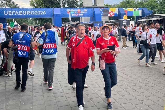 Schweizer Fans am Frankfurter Stadion - Frankfurt 23.06.2024: Deutschland vs. Schweiz, EURO2024 M25, Gruppe A, EM-Arena Frankfurt
