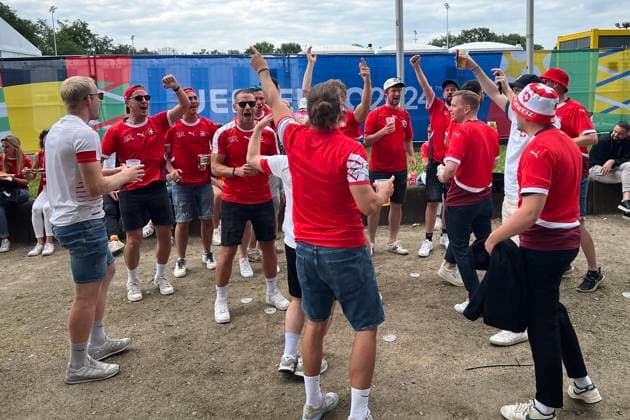 Schweizer Fans feiern am Frankfurter Stadion - Frankfurt 23.06.2024: Deutschland vs. Schweiz, EURO2024 M25, Gruppe A, EM-Arena Frankfurt