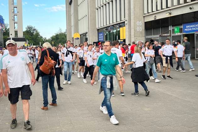 Fans am Frankfurter Stadion - Frankfurt 23.06.2024: Deutschland vs. Schweiz, EURO2024 M25, Gruppe A, EM-Arena Frankfurt
