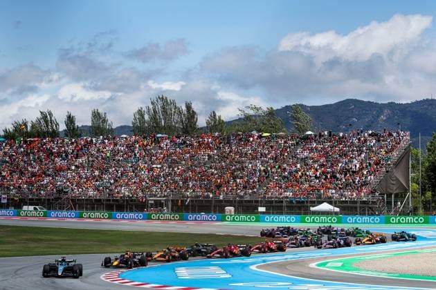 George Russell of Great Britain and Mercedes leads Max Verstappen of the Netherlands and Oracle Red Bull Racing and Lando Norris of Great Britain and McLaren and the rest of the field in Aktion, Race, F1 Grand Prix of Spain, Circuit de Barcelona-Catalunya am 23. June 2024 in Barcelona, Spain. (Foto von Diogo Cardoso DeFodi Images) George Russell of Great Britain and Mercedes leads Max Verstappen of the Netherlands and Oracle Red Bull Racing and Lando Norris of Great Britain and McLaren and the rest of the field first lap of the race, Race, F1 Grand Prix of Spain, Circuit de Barcelona-Catalunya on June 23, 2024 in Barcelona, Spain. (Photo by Diogo Cardoso DeFodi Images) Defodi-645_f1spa20240623_1095