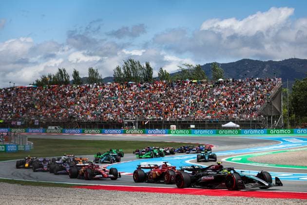 Lewis Hamilton of Great Britain and Mercedes in Aktion, Race, F1 Grand Prix of Spain, Circuit de Barcelona-Catalunya am 23. June 2024 in Barcelona, Spain. (Foto von Diogo Cardoso DeFodi Images) Lewis Hamilton of Great Britain and Mercedes first lap of the race, Race, F1 Grand Prix of Spain, Circuit de Barcelona-Catalunya on June 23, 2024 in Barcelona, Spain. (Photo by Diogo Cardoso DeFodi Images) Defodi-645_f1spa20240623_1109