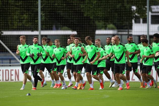 23.06.2024, xtgx, Fussball 2. Bundesliga, Hannover 96 Auftakttraining emspor, v.l. Mannschaft beim Wamlaufen (DFL DFB REGULATIONS PROHIBIT ANY USE OF PHOTOGRAPHS as IMAGE SEQUENCES and or QUASI-VIDEO) Hannover