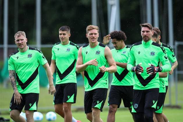 23.06.2024, xtgx, Fussball 2. Bundesliga, Hannover 96 Auftakttraining emspor, v.l. Mannschaft beim Wamlaufen, Spieler um Andreas Voglsammer (Hannover, 32), Nicolo Tresoldi (Hannover, 9), Marcel Halstenberg (Hannover, 23), Ron Robert Zieler (Hannover, 16) werden von Insekten umkreist (DFL DFB REGULATIONS PROHIBIT ANY USE OF PHOTOGRAPHS as IMAGE SEQUENCES and or QUASI-VIDEO) Hannover