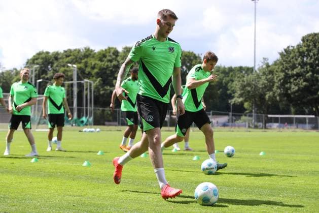 23.06.2024, xtgx, Fussball 2. Bundesliga, Hannover 96 Auftakttraining emspor, v.l. Josh Knight (Hannover) (DFL DFB REGULATIONS PROHIBIT ANY USE OF PHOTOGRAPHS as IMAGE SEQUENCES and or QUASI-VIDEO) Hannover