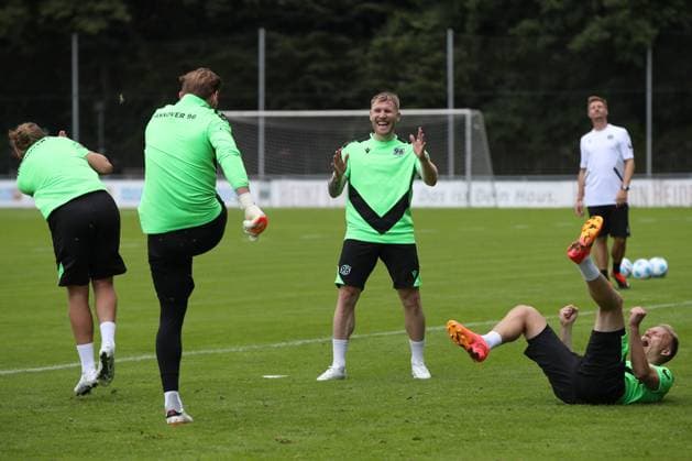 23.06.2024, xtgx, Fussball 2. Bundesliga, Hannover 96 Auftakttraining emspor, v.l. Andreas Voglsammer (Hannover, 32), Havard Nielsen (Hannover, 1) lacht, laechelt, positiv, zufrieden (DFL DFB REGULATIONS PROHIBIT ANY USE OF PHOTOGRAPHS as IMAGE SEQUENCES and or QUASI-VIDEO) Hannover