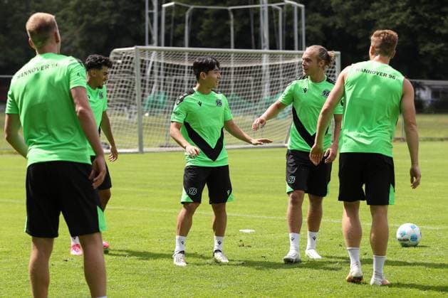 23.06.2024, xtgx, Fussball 2. Bundesliga, Hannover 96 Auftakttraining emspor, v.l. Hyun Ju Lee (Hyunju, Hannover), Lars Gindorf (Hannover) (DFL DFB REGULATIONS PROHIBIT ANY USE OF PHOTOGRAPHS as IMAGE SEQUENCES and or QUASI-VIDEO) Hannover