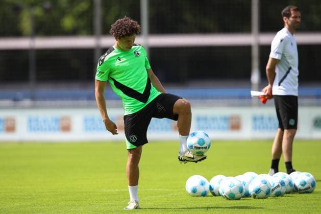 23.06.2024, xtgx, Fussball 2. Bundesliga, Hannover 96 Auftakttraining emspor, v.l. Montell Ndikom (Hannover) (DFL DFB REGULATIONS PROHIBIT ANY USE OF PHOTOGRAPHS as IMAGE SEQUENCES and or QUASI-VIDEO) Hannover