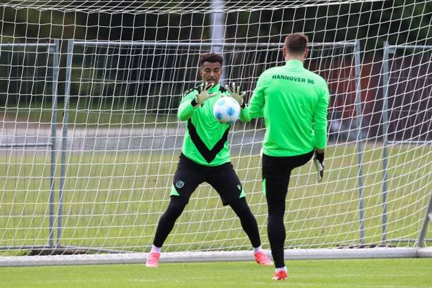23.06.2024, xtgx, Fussball 2. Bundesliga, Hannover 96 Auftakttraining emspor, v.l. Leon Oumar Wechsel (Hannover, 39) (DFL DFB REGULATIONS PROHIBIT ANY USE OF PHOTOGRAPHS as IMAGE SEQUENCES and or QUASI-VIDEO) Hannover