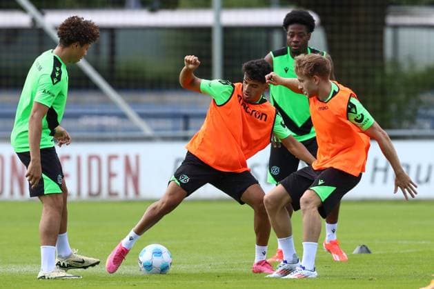 23.06.2024, xtgx, Fussball 2. Bundesliga, Hannover 96 Auftakttraining emspor, v.l. Antonio Foti (Hannover), Jannik Dehm (Hannover) Zweikampf, Duell, Kampf, tackle (DFL DFB REGULATIONS PROHIBIT ANY USE OF PHOTOGRAPHS as IMAGE SEQUENCES and or QUASI-VIDEO) Hannover