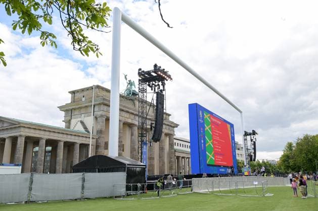 Berlin, Deutschland 23. Juni 2024: Fußball - Europameisterschaft 2024 Im Bild: Brandenburger Tor, der Torrahmen und der Riesen screen auf der noch leeren Fanzone. Copyright: xFotostandx xReuhlx