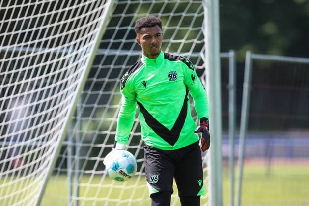 23.06.2024, xtgx, Fussball 2. Bundesliga, Hannover 96 Auftakttraining emspor, v.l. Leon Oumar Wechsel (Hannover, 39) (DFL DFB REGULATIONS PROHIBIT ANY USE OF PHOTOGRAPHS as IMAGE SEQUENCES and or QUASI-VIDEO) Hannover
