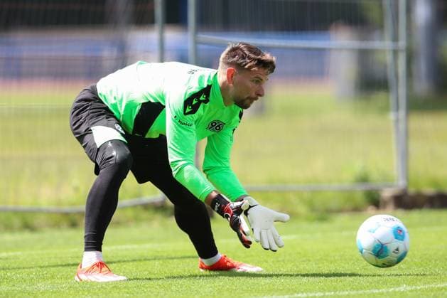 23.06.2024, xtgx, Fussball 2. Bundesliga, Hannover 96 Auftakttraining emspor, v.l. Ron Robert Zieler (Hannover, 16) Parade, haelt den Ball, faengt den Ball, pariert (DFL DFB REGULATIONS PROHIBIT ANY USE OF PHOTOGRAPHS as IMAGE SEQUENCES and or QUASI-VIDEO) Hannover