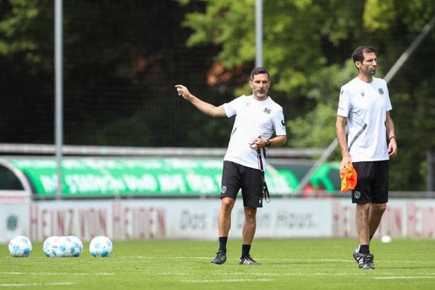 23.06.2024, xtgx, Fussball 2. Bundesliga, Hannover 96 Auftakttraining emspor, v.l. Stefan Leitl (Hannover, Trainer) gibt Anweisungen, gestikuliert mit den Armen, gesticulate, gives instructions (DFL DFB REGULATIONS PROHIBIT ANY USE OF PHOTOGRAPHS as IMAGE SEQUENCES and or QUASI-VIDEO) Hannover