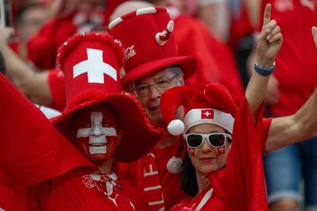GER, EURO 2024, Group A, Schweiz (SUI) vs Deutschland (GER) 23.06.2024, Frankfurt Arena, Frankfurt, GER, EURO 2024, Group A, Schweiz (SUI) vs Deutschland (GER) Im Bild: Schweizer Fans, Fankurve Fankultur Banner Plakat Fahne Gestik, Mimik, Emotionen; Hüte, Mützen