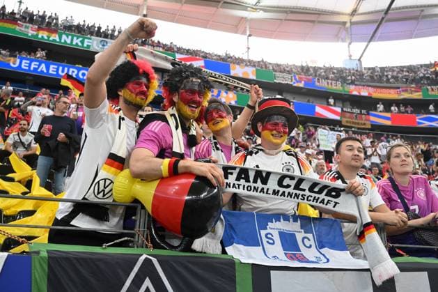23.06.2024, xjhx, Fussball EM 2024, Schweiz - Deutschland emspor, v.l. Symbolfoto, Symbolbild, Symbol Fans, Zuschauer, Publikum, Tribuene deutsche Fans (UEFA REGULATIONS PROHIBIT ANY USE OF PHOTOGRAPHS as IMAGE SEQUENCES and or QUASI-VIDEO) Frankfurt