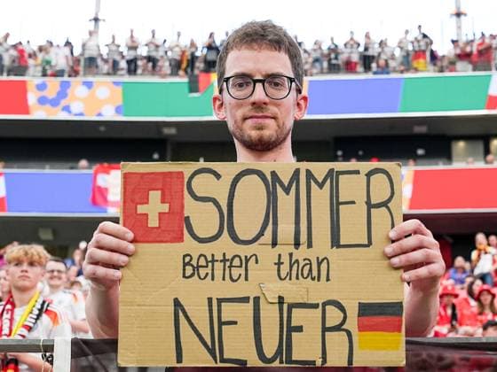 Frankfurt, Germany, June 23th 2024: Fan of Switzerland with sign Sommer better than Neuer during the UEFA EURO, EM, Europameisterschaft,Fussball 2024 Germany Group A match between Switzerland and Germany at Frankfurt Arena in Frankfurt, Germany. (Daniela Porcelli SPP)  Copyright: xDanielaxPorcellix xSPPx spp-en-DaPoSp-20240623-DP100452