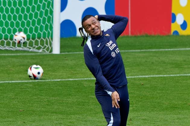 Sport Themen der Woche KW25 Sport Bilder des Tages Kylian Mbappe of France annoyed by the mask he throws it during the training session at the Home Deluxe Arena in Paderbon, Germany on 23 June 2024. during UEFA EURO, EM, Europameisterschaft,Fussball 2024 - France training session, UEFA European Football Championship in Leipzig, Germany, June 23 2024  Copyright: xx xx IPA_Agency_IPA47408773