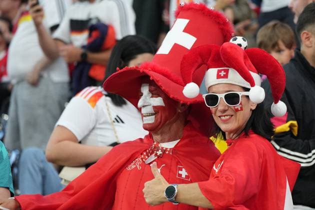 Schweizer Fans im Stadion - Frankfurt 23.06.2024: Deutschland vs. Schweiz, EURO2024 M25, Gruppe A, EM-Arena Frankfurt