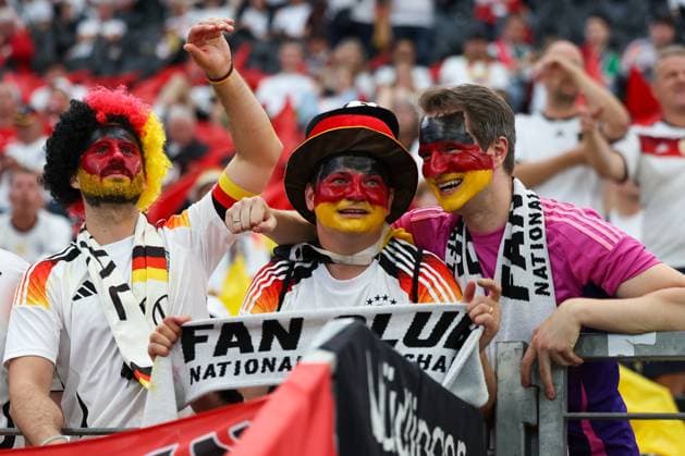 Deutschland-Fans, Fußball, Nationalmannschaft, EM 2024, Germany, Gruppenphase, Fans, Begeisterung, Deutschlandflaggen, Fan-Outfits, Kostüme, Hüte, Fan-Accessoires, Jubel, Freude, Stadionatmosphäre, Sportevent, Outdoor, Schriftzug, Banner, Schwarz-Rot-Gold, Stimmung, Vorfreude, Fanartikel, Deutsche Nationalmannschaft, Stadion, Fangesänge, Fußballfieber, Emotionen , Fussball, UEFA , Europa Meisterschaft, (Gruppe A) 2024, Schweiz vs. Deutschland, 23.06.2024, Frankfurt Arena, Frankfurt, Deutschland Frankfurt Frankfurt Arena Hessen Deutschland Copyright: xGrantxHubbsx