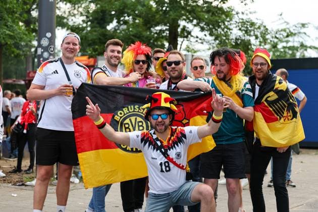 Deutschland-Fans, Fußball, Nationalmannschaft, EM 2024, Germany, Gruppenphase, Fans, Begeisterung, Deutschlandflaggen, Fan-Outfits, Kostüme, Hüte, Fan-Accessoires, Jubel, Freude, Stadionatmosphäre, Sportevent, Outdoor, Schriftzug, Banner, Schwarz-Rot-Gold, Stimmung, Vorfreude, Fanartikel, Deutsche Nationalmannschaft, Stadion, Fangesänge, Fußballfieber, Emotionen , Fussball, UEFA , Europa Meisterschaft, (Gruppe A) 2024, Schweiz vs. Deutschland, 23.06.2024, Frankfurt Arena, Frankfurt, Deutschland Frankfurt Frankfurt Arena Hessen Deutschland Copyright: xGrantxHubbsx