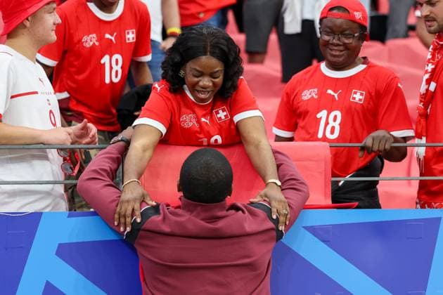 Kwadwo Duah (Schweiz, 18) lässt sich von Schweizer Fan feiern und umarmen , Fussball, UEFA , Europa Meisterschaft, (Gruppe A) 2024, Schweiz vs. Deutschland, 23.06.2024, Frankfurt Arena, Frankfurt, Deutschland Frankfurt Frankfurt Arena Hessen Deutschland Copyright: xGrantxHubbsx