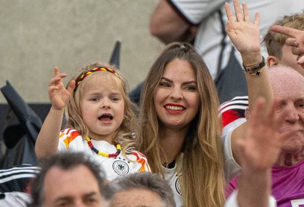 Fußball, Herren, Saison 2023 24, Euro EM 2024, Gruppe A (3. Spieltag) in Frankfurt, Schweiz - Deutschland, Lisa Füllkrug (Ehefrau von Niclas Füllkrug) mit Tochter Emilia auf der Tribüne, 23.06. 2024, Copyright: xMatthiasxKochx