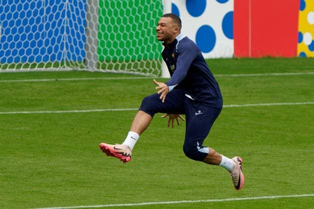 Leipzig: Kylian Mbappe of France during the training session at the Home Deluxe Arena in Paderbon, Germany on 23 June 2024. during UEFA EURO, EM, Europameisterschaft,Fussball 2024 - France training session, UEFA European Football Championship in Leipzig, Germany, June 23 2024 UEFA European Football Championship - UEFA Euro 2024 - France training session  - ZUMAp169 20240623_zsa_p169_612 Copyright: xIPAx