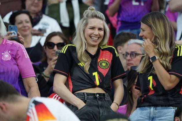 EURO 2024, Fussball, UEFA EURO, EM, Europameisterschaft,Fussball 2024, EM 2024, Gruppenphase, Gruppe A, Schweiz-Deutschland, 23.06.2024, Frankfurtarena , Frankfurt anika bissel, frau Manuel Neuer TW ,Deutschland, Aktion, Einzelbild