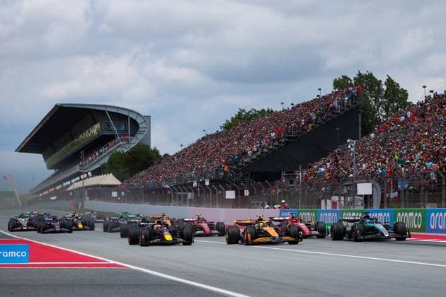 Start of the race: 01 VERSTAPPEN Max (nld), Red Bull Racing RB20, 04 NORRIS Lando (gbr), McLaren F1 Team MCL38, 63 RUSSELL George (gbr), Mercedes AMG F1 Team W15, action during the Formula 1 Aramco Gran Premio de Espana 2024, 10th round of the 2024 Formula One World Championship, WM, Weltmeisterschaft from June 21 to 23, 2024 on the Circuit de Barcelona-Catalunya, in Montmeló, Spain - F1 - SPANISH GRAND PRIX 2024 DPPI Panoramic 240623_R10_SPAGNA_DP_F122024GP10ESP9848