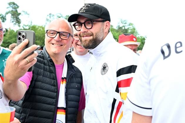 23.06.2024, xjrdrx, Fussball EM 2024, Schweiz - Deutschland emspor, v.l. Sänger Singer Songwriter und Fussball Fan, Mark Forster (DFL DFB REGULATIONS PROHIBIT ANY USE OF PHOTOGRAPHS as IMAGE SEQUENCES and or QUASI-VIDEO) Frankfurt