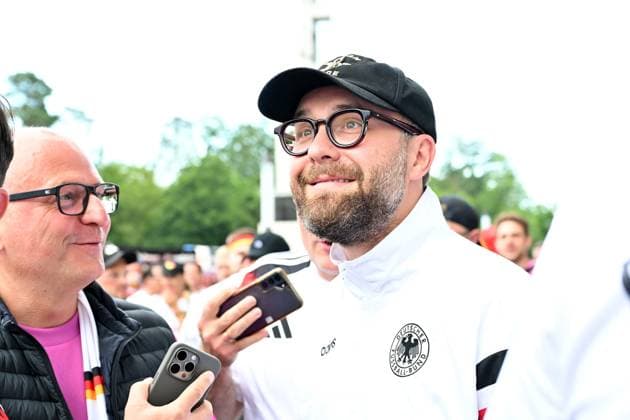 23.06.2024, xjrdrx, Fussball EM 2024, Schweiz - Deutschland emspor, v.l. Sänger Singer Songwriter und Fussball Fan, Mark Forster (DFL DFB REGULATIONS PROHIBIT ANY USE OF PHOTOGRAPHS as IMAGE SEQUENCES and or QUASI-VIDEO) Frankfurt