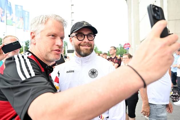 23.06.2024, xjrdrx, Fussball EM 2024, Schweiz - Deutschland emspor, v.l. Sänger Singer Songwriter und Fussball Fan, Mark Forster (DFL DFB REGULATIONS PROHIBIT ANY USE OF PHOTOGRAPHS as IMAGE SEQUENCES and or QUASI-VIDEO) Frankfurt