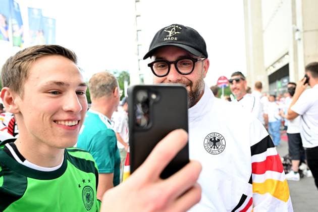 23.06.2024, xjrdrx, Fussball EM 2024, Schweiz - Deutschland emspor, v.l. Sänger Singer Songwriter und Fussball Fan, Mark Forster (DFL DFB REGULATIONS PROHIBIT ANY USE OF PHOTOGRAPHS as IMAGE SEQUENCES and or QUASI-VIDEO) Frankfurt