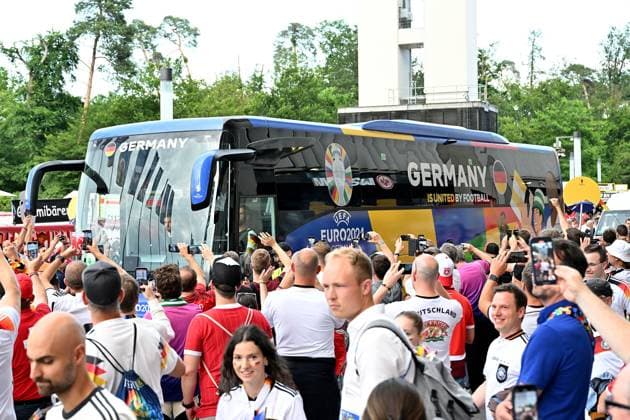 23.06.2024, xjrdrx, Fussball EM 2024, Schweiz - Deutschland emspor, v.l. Mannschaftsbus der deutschen Nationalmannschaft Emotionen, Fans, Stimmung, Fahnen, Logo, Deutschlandfahne, schwarz rot gold, (DFL DFB REGULATIONS PROHIBIT ANY USE OF PHOTOGRAPHS as IMAGE SEQUENCES and or QUASI-VIDEO) Frankfurt