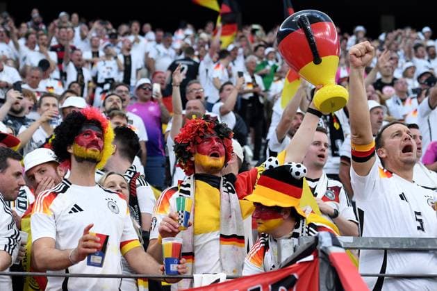 Fußball UEFA EURO, EM, Europameisterschaft,Fussball 2024 Gruppenphase 3. Spieltag Schweiz - Deutschland am 23.06.2024 in der Frankfurt Arena in Frankfurt Geschminkter Schminke Fan Zuschauer Deutschland mit Perücke in den Farben Schwarz Rot Gold und EM-Pokal Trophäe Pokal Henri-Delaunay-Pokal