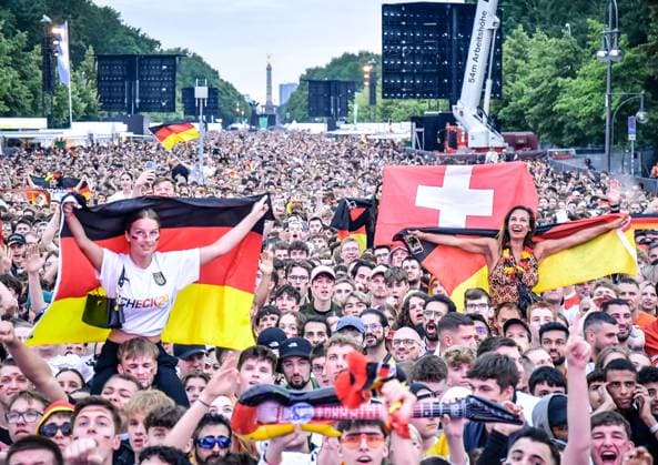 Fussball, EM 2024 Fan Zone in Berlin am Brandenburger Tor 23.06.2024, xdanx, Fussball, EM 2024 Fan Zone in Berlin am Brandenburger Tor, v.l. Emotionen, Fans, Stimmung, Fahnen, Logo, Deutschland,Germany,Zuschauer, Trikots Berlin Fanmeile Berlin Deutschland (DE) *** Football, EM 2024 Fan Zone in Berlin at the Brandenburg Gate 23 06 2024, xdanx, Football, EM 2024 Fan Zone in Berlin at the Brandenburg Gate, v l emotions, fans, atmosphere, flags, logo, Germany,Germany,spectators, jerseys Berlin Fan Mile Berlin Germany EN Copyright: xDanielxLakomskix